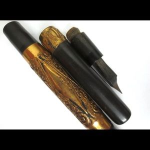 Antique Black/Gold Fountain Pen. 14k gold tribute nib. Raised gold metal.